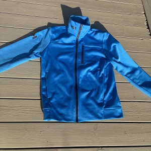 Helly Hansen Kofta - Köpt i butik och använd 1 gång.            Nypris: 1500 SEK                                                 Kvitto och HH påse med ingår