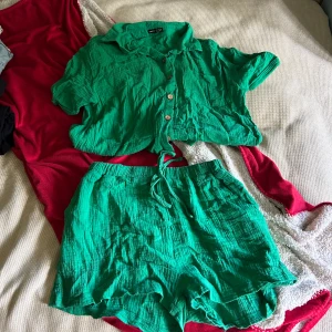 Grönast sett med snörning från SHEIN - Säljer ett par grönare sett från SHEIN i storlek XL. De har en loose passform, elastisk midja med snörning och är gjorda i ett luftigt bomullsliknande material. Perfekta för varma dagar och chill häng. Färgen är riktigt klar och fräsch.