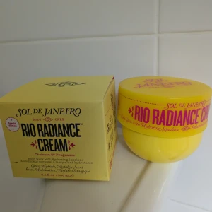 Sol de Janeiro Rio Radiance cream - Sol de janeiros Rio Radiance body cream i 240 ml, stora burken. Endast öppnad för att dofta men passade inte mig så burken är helt full. 150 kr. 