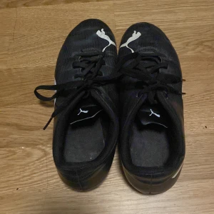 Svarta fotbollsskor från Puma - Säljs för att de är förr små på mig nu. Priset kan sänkas.