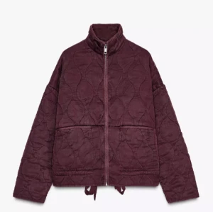 Quiltad Zara jacka - Jättesnygg röd quiltad jacka från Zara, väldigt populär och helt slutsåld på hemsidan! Perfekt höstjacka!