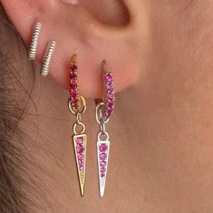 Silverörhängen med rosa stenar från l8h - Säljer ett par coola silverörhängen från l8hasselblad med spetsiga hängen dekorerade med små rosa stenar. Kommer i original ask. Perfekta för dig som vill sticka ut med snygga detaljer. Orginalpris är 800kr(400kr styck) mitt pris är 300kr