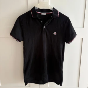 Moncler piké - Säljer en Moncler piké, 10/10 skick. Är öppna för frågor och funderingar:)