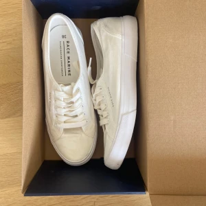 Vita skor - Säljer vita/cremefärgade skor i storlek 38. De har en lite djupare urringning vilket gör skon mer speciell. Endast använda en gång och är precis som nya. Kontakta mig vid frågor🤍🤍