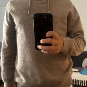 Beige Kashmir hoodie - Hej, säljer den beige Kashmir hoodien för den inte kommer till användning längre. Den har en väldigt litet hål i armen som inte syns när man har på sig tröja, (som ni då ser på kortet)