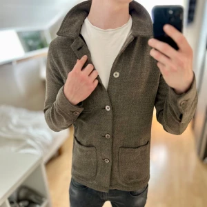 Morris Heritage Overshirt - Nyskick, inga defekter! Nypris ca 3000kr. Slutsåld på Care of Carl så passa på🙌🏻. Storlek S passar S, passar bra till sommar/höst. Skriv för fler frågor🤝