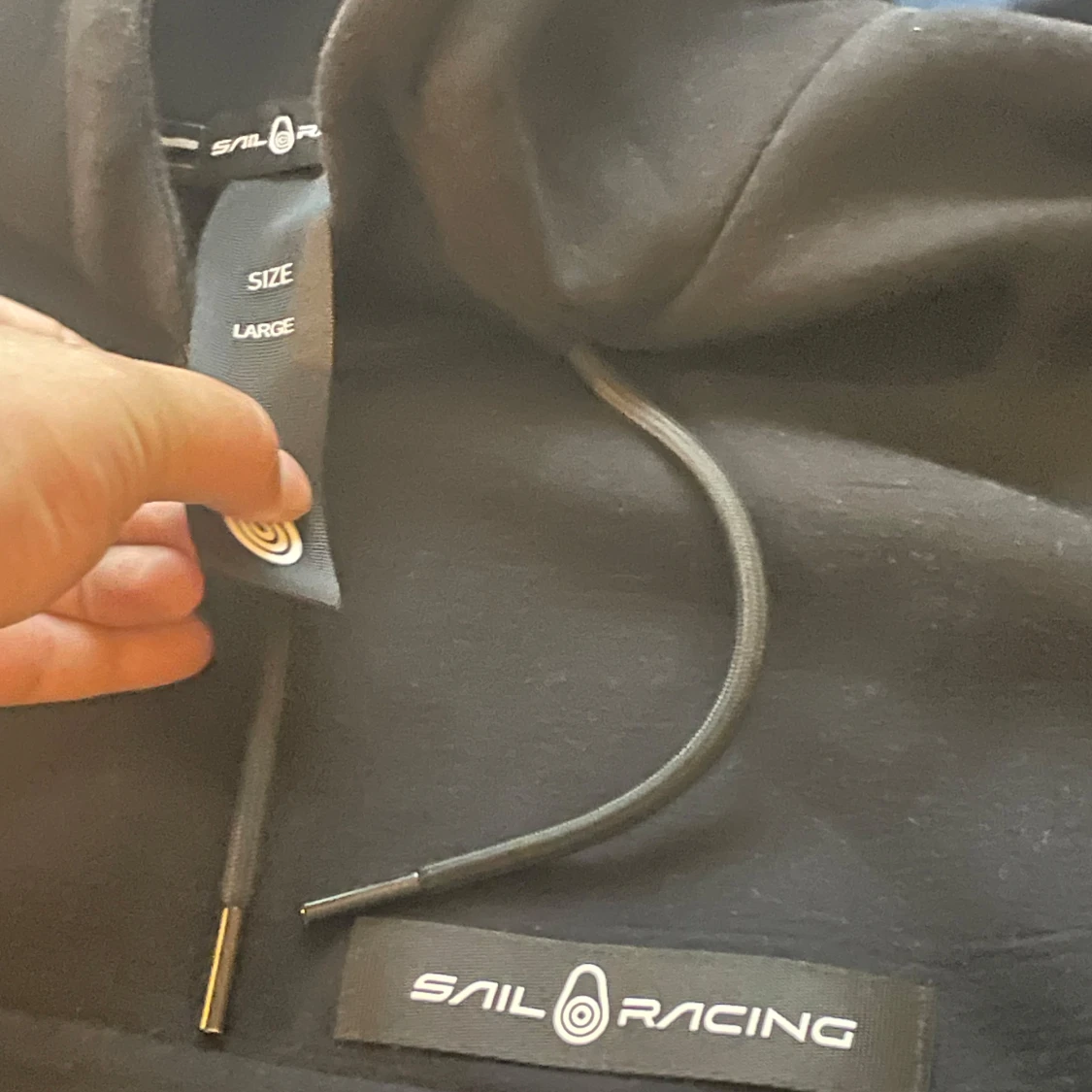 Svart hoodie från Sail Racing - 1
