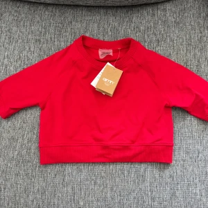 Röd croppad tröja Aim'n - Snygg röd croppad tröja från Aim'n. Aldrig använd, kom alltid med prisförslag.