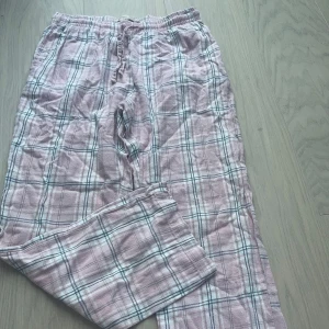 Rosa rutiga pyjamas byxor - Mysiga rosa mjukisbyxor från Lager 157 i storlek S. Byxorna är rosa och har vitt rutigt mönster. Dom tvättas och stryks innan säljer! Säljer dom för att dom var för korta på mig💗