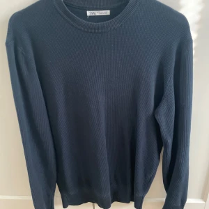 Mörkblå stickad tröja från Zara - Tja, säljer min mörkblå stickade tröja från Zara. Den är i fint skick och är i storlek S.                           Vid fler frågor eller bilder är det bara att skriva.        MVH Hugo