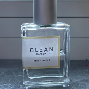Clean Classic Fresh Linens EdP  - Clean Classic Fresh Linens EdP 30 ml varav hälften är kvar (15 ml). Köpt för 525 kr på Kicks, säljer för 260 kr🌸