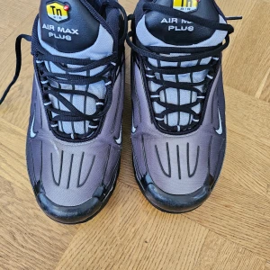 Nike Air Max Plus Tn svart/grå US12 - Nike Tn Air Max Plus 3 (ord. pris över 2200 kr)  - Begagnad (fortfarande i super bra skick) Det enda fel ( på tyget)syns på den första bilden   - för alla årstider