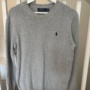 Grå stickad tröja från  Ralph Lauren - Ralph Lauren tröja i mycket bra skick