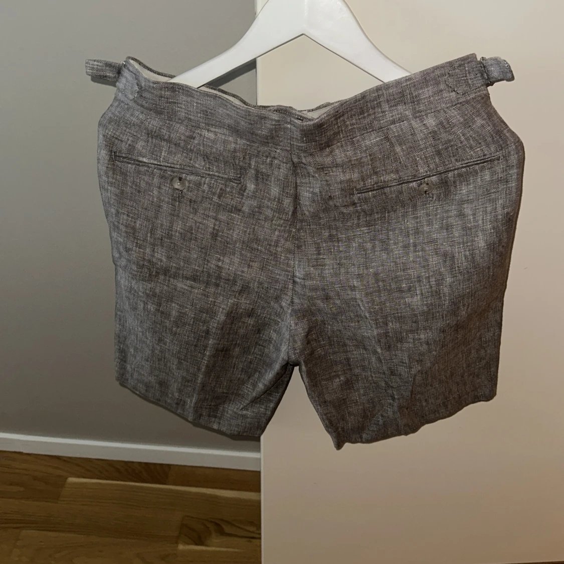 Grå linneshorts från John Henric - 1