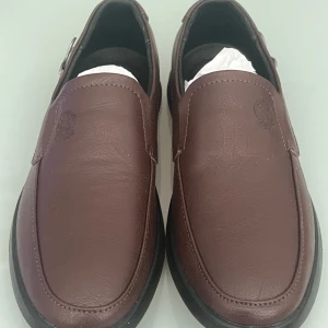 Bruna loafers i skinn med svart sula - Snygga bruna loafers i skinn med svart sula och diskret logga på sidan. Skorna har en klassisk, stilren design med rund tå och platt sula. Perfekta för dig som gillar en clean look och vill ha något som funkar till många outfits.
