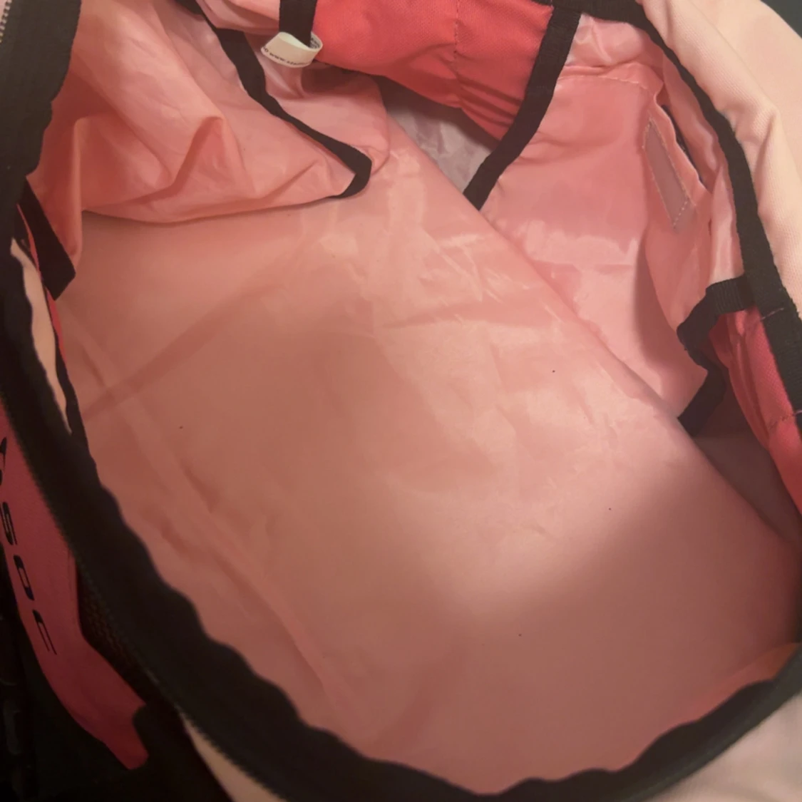 Rosa och röd träningsväska från SOC - 1