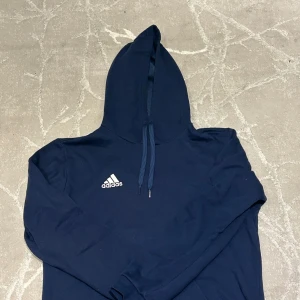 Adidas hoodie herr - Kontakta vid frågor och kom med bud 