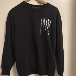 Amiri tröja  - Säljer den här tröjan eftersom jag håller på att rensa ut min garderob. Den passar i storlek och material är väldigt varmt och skönt. Perfekt för sena sommarkvällar. 