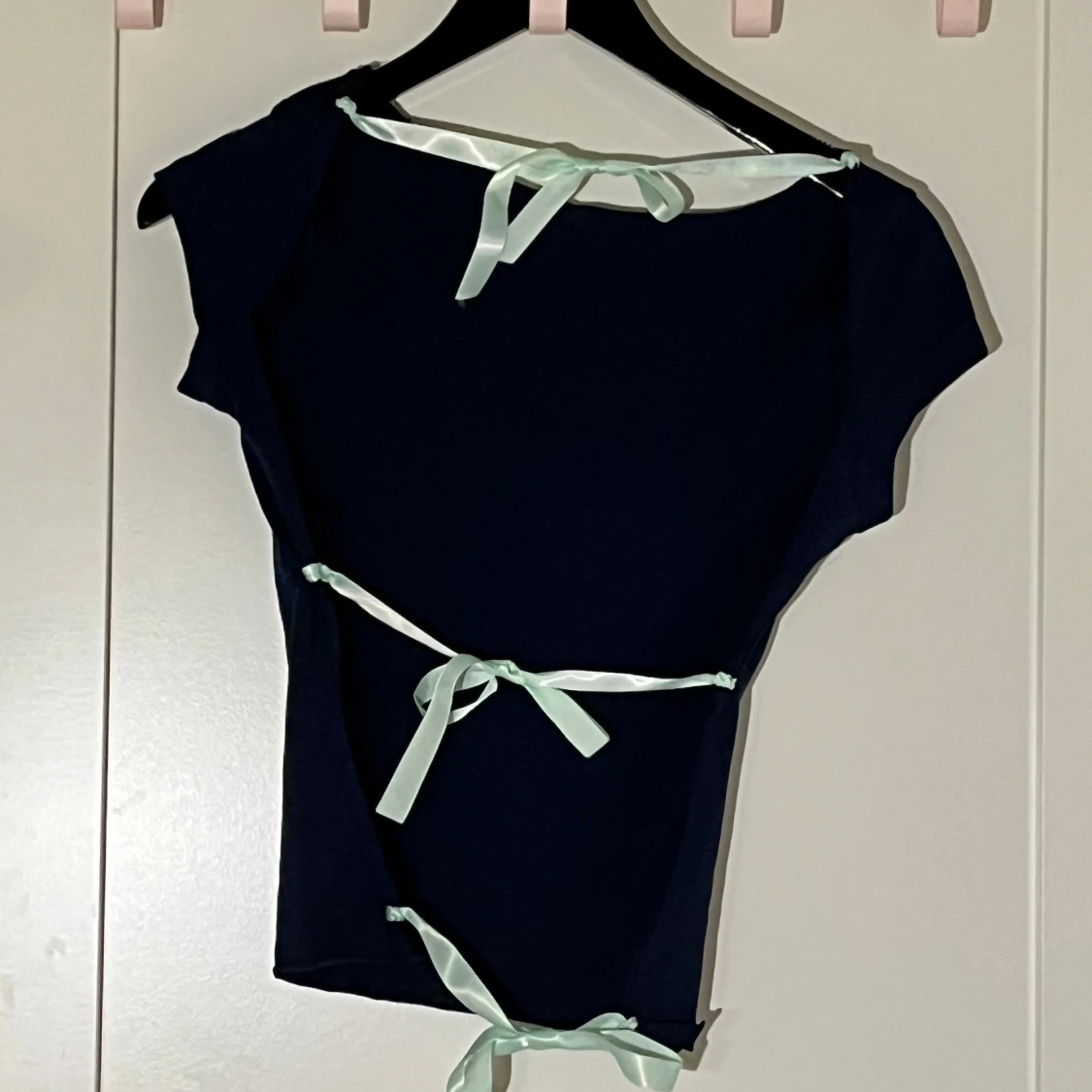 Mörkblå topp med mintgröna rosetter - 2