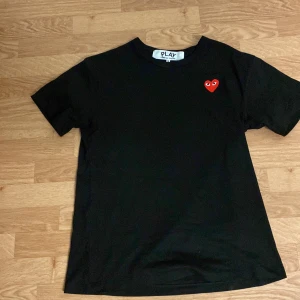 Svart Comme des Garçons Play t-shirt - Svart t-shirt från Comme des Garçons Play helt ny också skriv gärna vid funderingar svarar jätte snabbt 😉