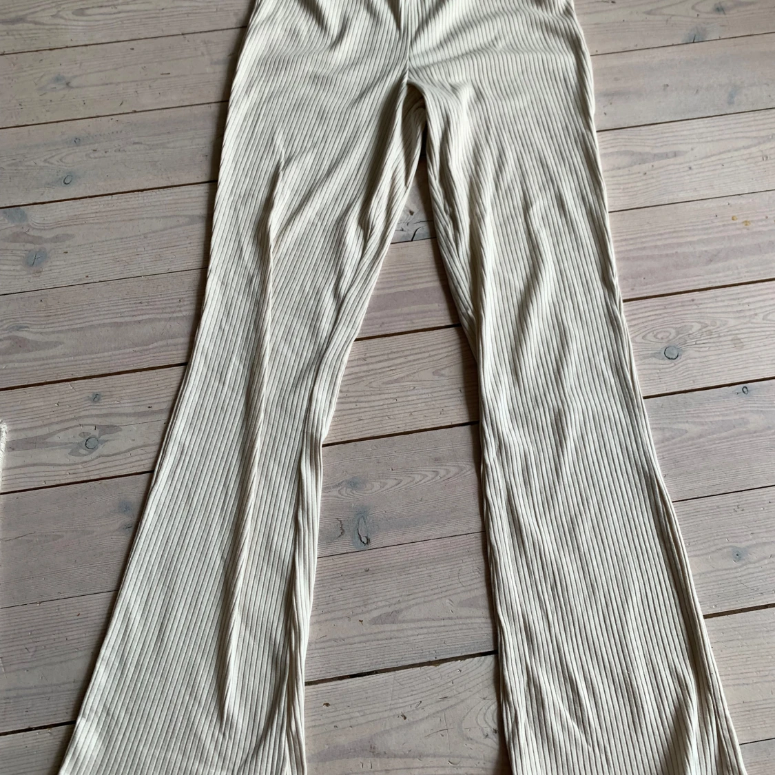 Vita mjukisbyxor med ribbat tyg