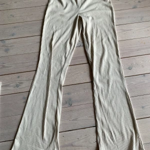 Vita mjukisbyxor med ribbat tyg - Vita mjukisbyxor med ribbat tyg använt ett fåtal gånger💗💗