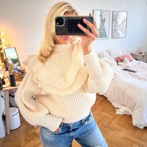 stickad tröja  - stickad tröja med volang 💓💓