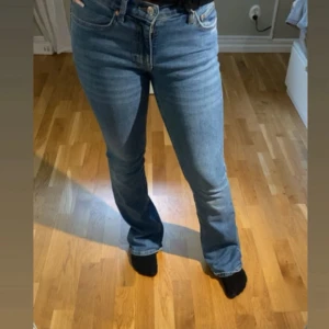 Blå bootcut jeans från Gina - Snygga blå jeans från Perfect Jeans i storlek 36. Modellen är bootcut. Köparen betalar frakten!