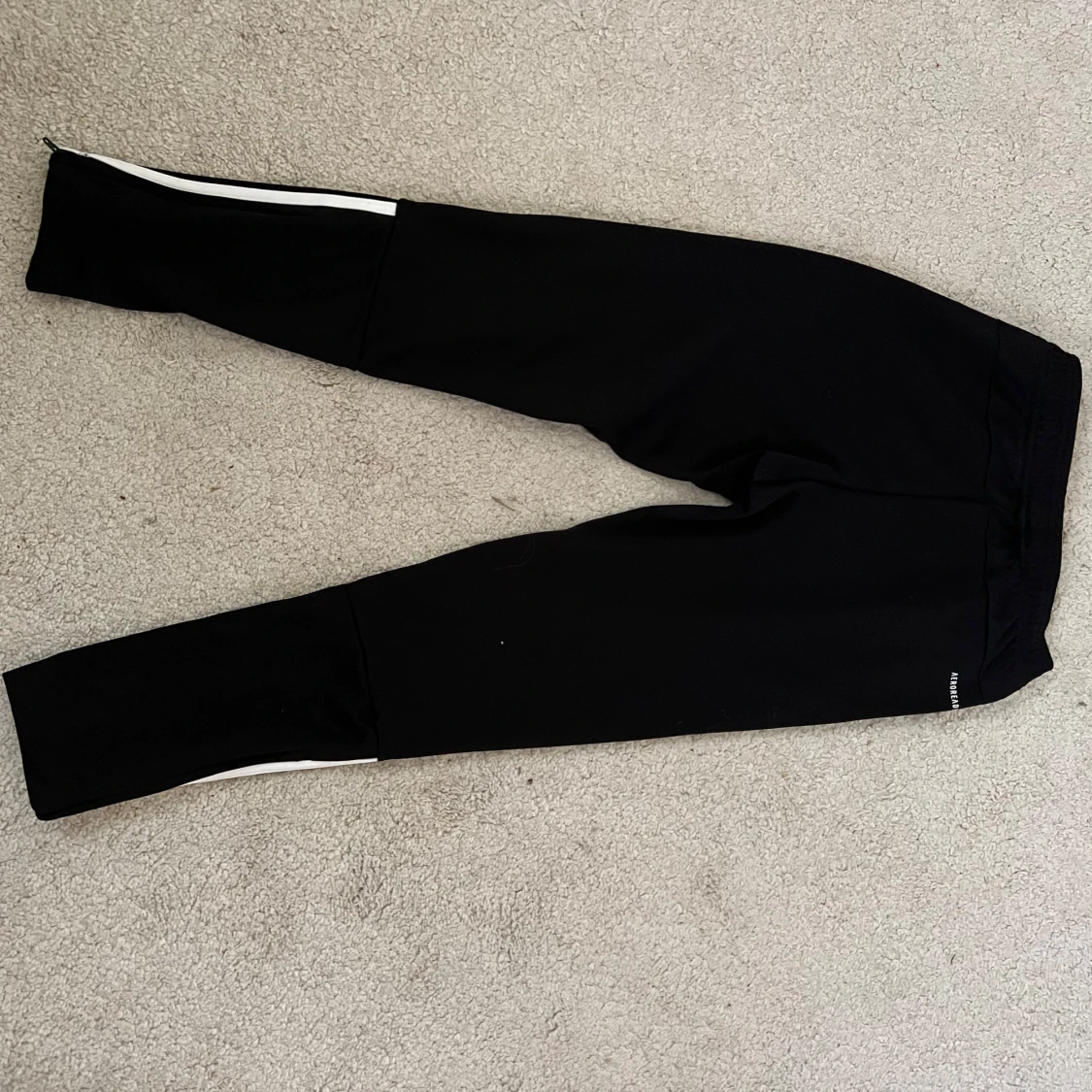 Svarta Adidas träningsbyxor  - 1