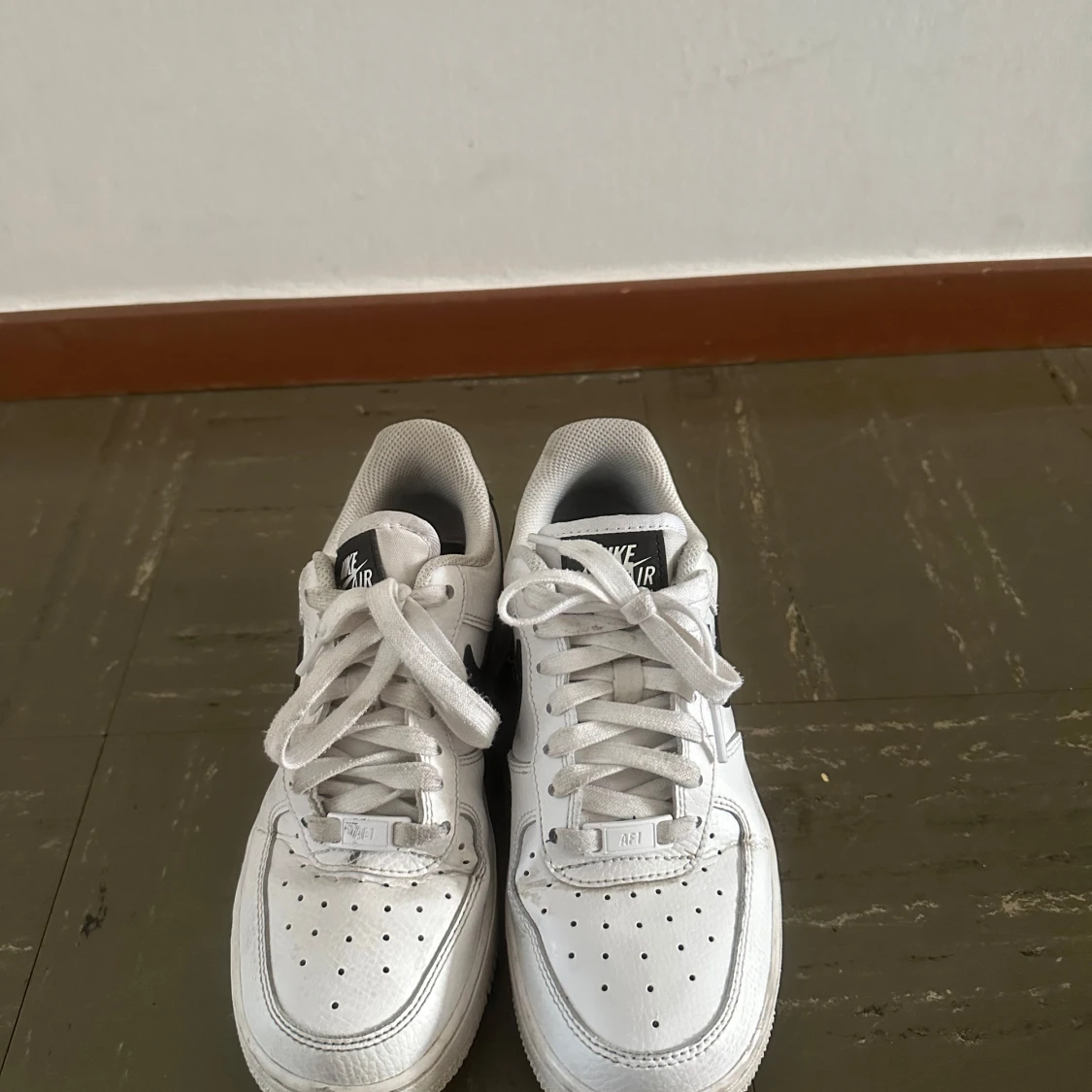 Nike Air Force 1 vita och svarta sneakers - 2