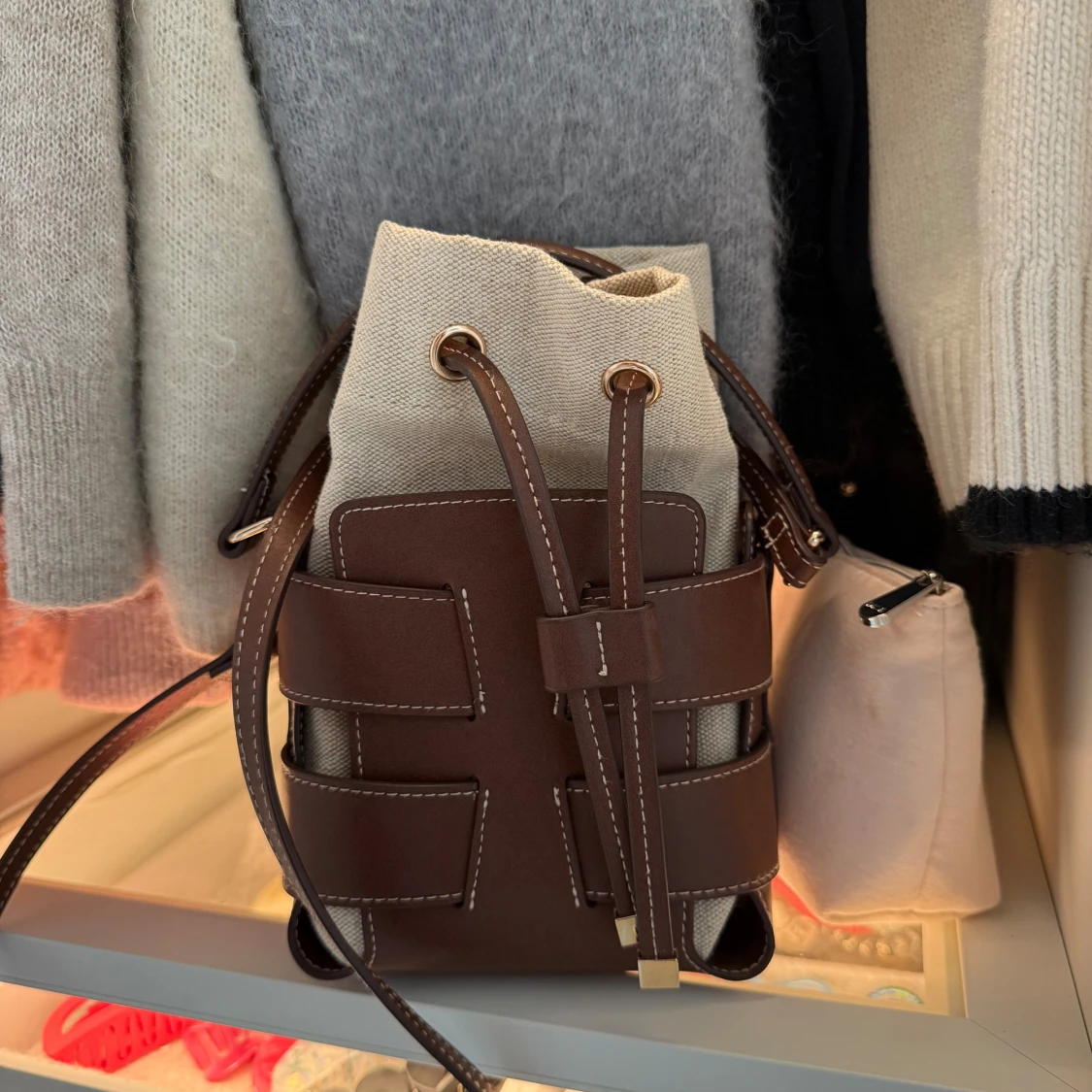 Brun och beige bucket bag från H&M - 1