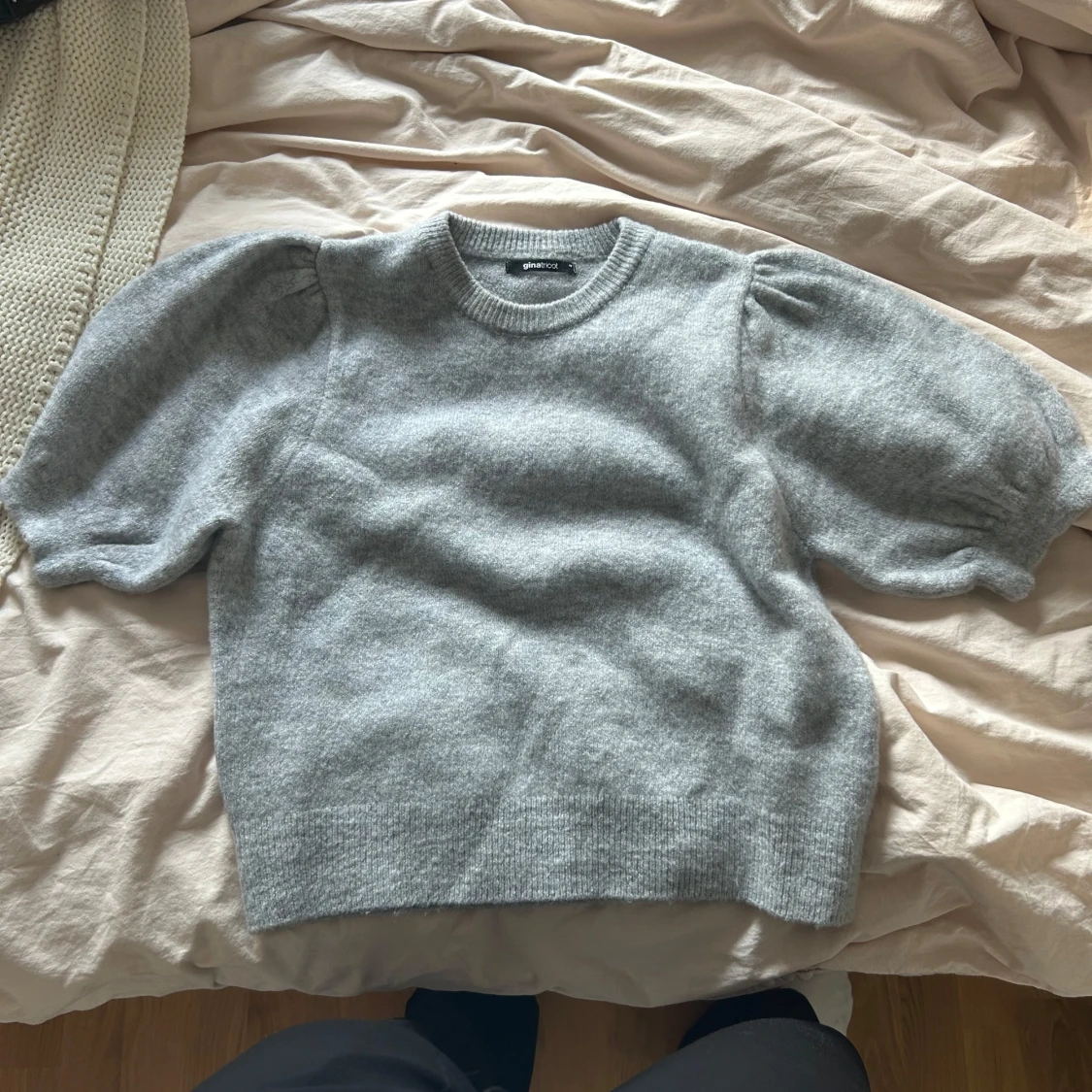 Grå stickad tröja med puffärm - 2