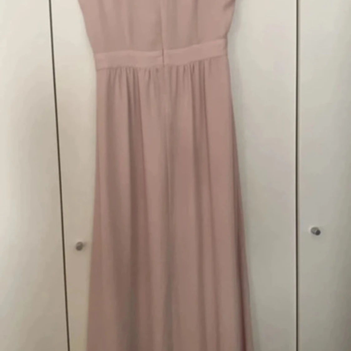 Ljusrosa långklänning med ärmlös design - 1