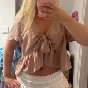 Rosa topp🩷🩷🩷 - Så söt topp med en rosett  🌸🌸🌸