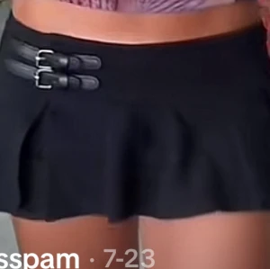 Svart minikjol med spännen - Supersnygg svart minikjol med två coola spännen i midjan. Kjolen har en lätt utsvängd form och sitter lågt i midjan. Perfekt för dig som vill ha en trendig och edgy look. Storlek M men dom är väldigt små i storlekarna, jag brukar vanligtvis ha xs eller s. Helt ny med lappen på, säljer då den inte satt så jag ville på mig💓