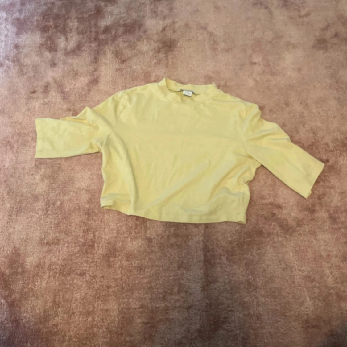 Gul croppad tröja från Monki - 2