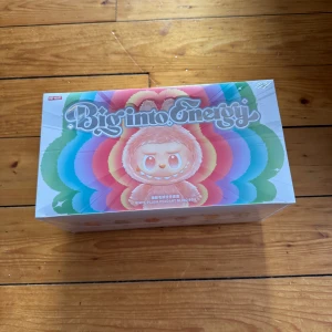 Pop MART Labubu The Monsters Big into Energy 6 blind box - Pop MART Labubu The Monsters Big into Energy 6 blind box förseglad. Helt ny.