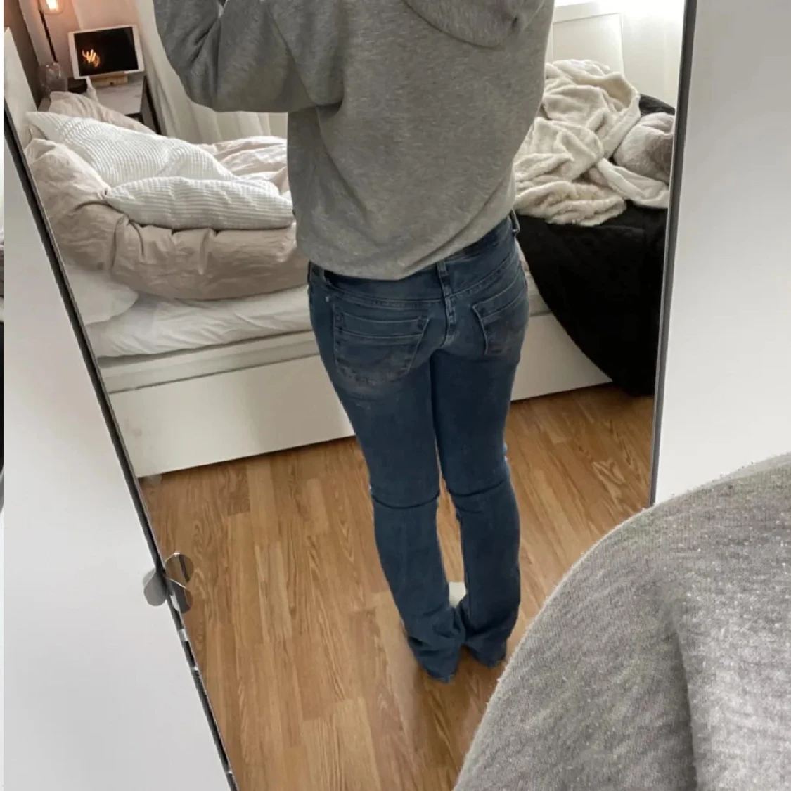 Blå bootcut jeans med slitningar - 1