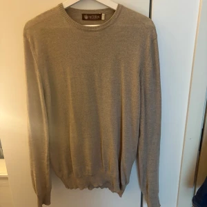 Morris crewneck - En väldigt fet morris crewneck i storlek L. Tröjan är i jättefint skick och väldigt fint material, 100% merino ull. Är en väldigt nice tröja! Pris kan diskuteras vid snabb affär.