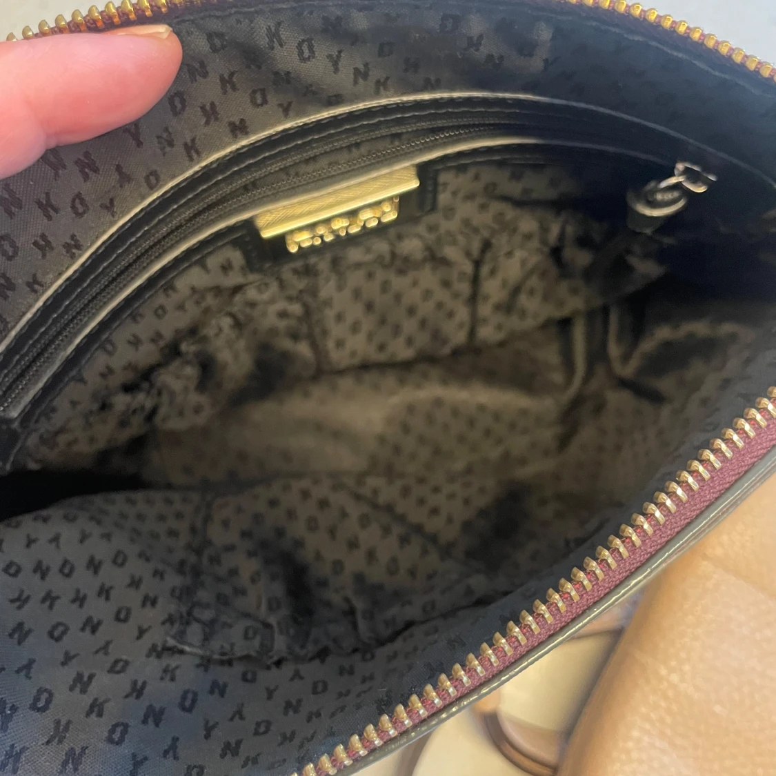 Vinröd axelväska från DKNY i skinn - 3