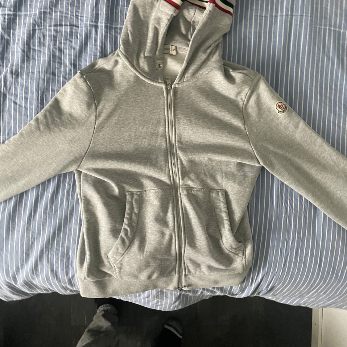 Grå Moncler hoodie med dragkedja