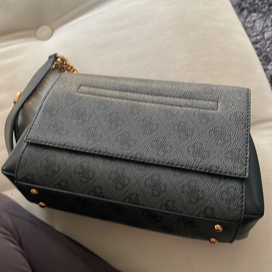 Svart axelväska från Guess med kedja - 1