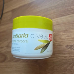 Babaria Olive Oil Body Cream 250ml - Babaria Olive Oil crema corporal är en närande body cream. Innehåller 250 ml och är berikad med olivolja för extra fukt. Perfekt för dig som vill ha en mjuk och återfuktad hud med en fräsch känsla.
