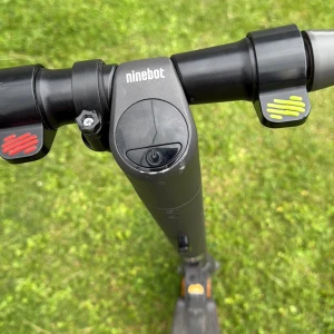 Svart färg  - Märke är ninebot och den kör 20 km 