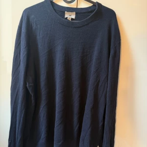 Mörkblå stickad tröja från H&M - En enkel och stilren mörkblå stickad tröja från H&M. 