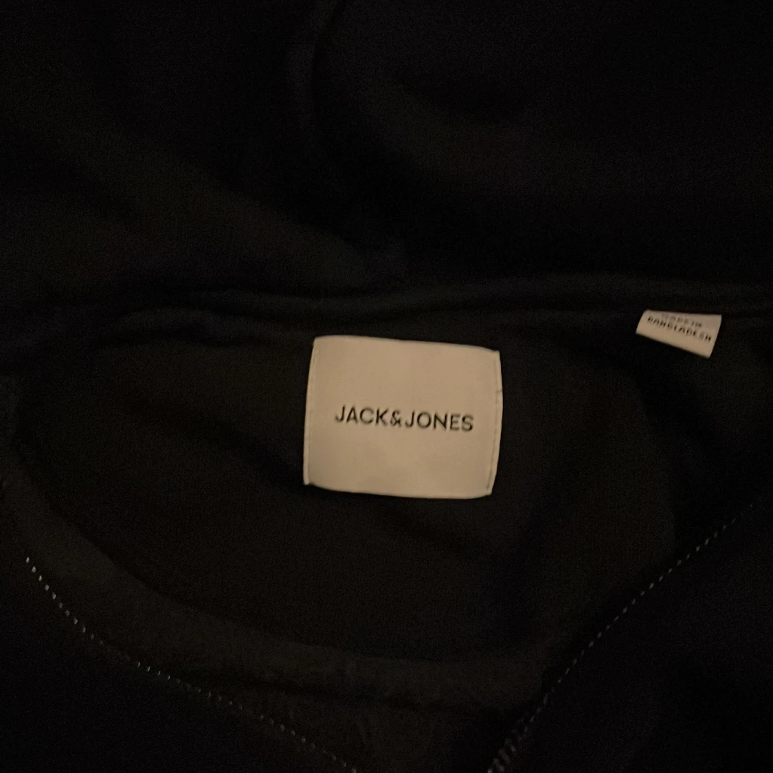 Svart hoodie från Jack & Jones  - 2