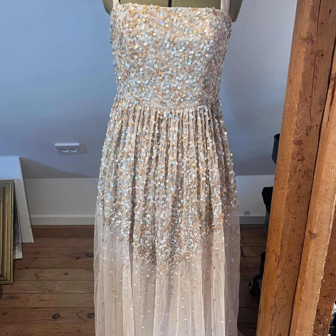 Champagnefärgad långklänning med paljetter - 4