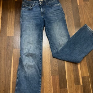 Jeans bootcut - Köpta för 400kr för 1 år sen . Kom aldrig till användning och är i strl S full length 