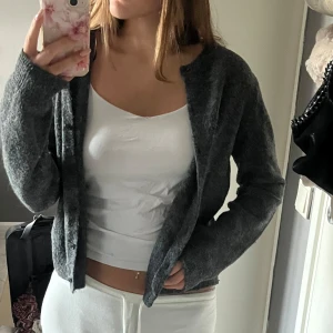 Mörkgrå stickad kofta - Stickad kofta från H&M, använd få gånger.💓