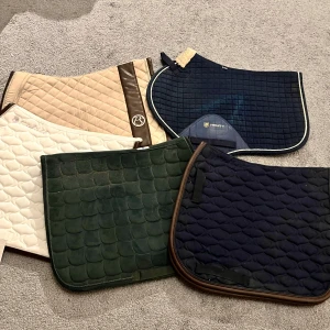 Schabrak  -  fem snygga schabrak i olika färger. Passar både träning och tävling. Flera kända märken, bland annat Trinity och PS of Sweden. Vill man köpa separata så kan man skriva så kommer vi överens om ett pris. Alla är i storlek ponny. Priset som står är för alla tillsammans 